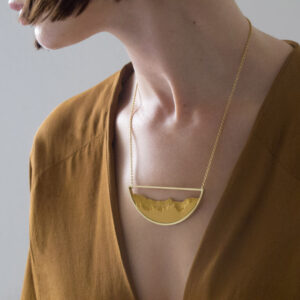 COLLAR SEMICIRCULAR DORADO MOSTAZA